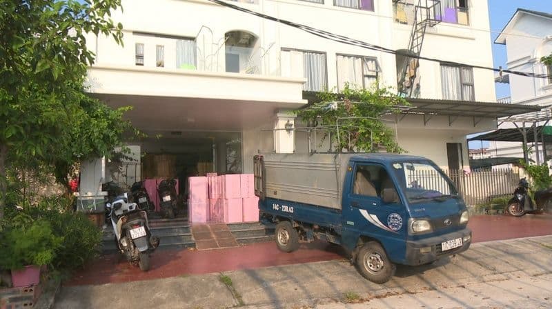 Xe tải chở hàng chục nghìn sản phẩm thực phẩm chức năng giả bị thu giữ tại Quảng Ninh.