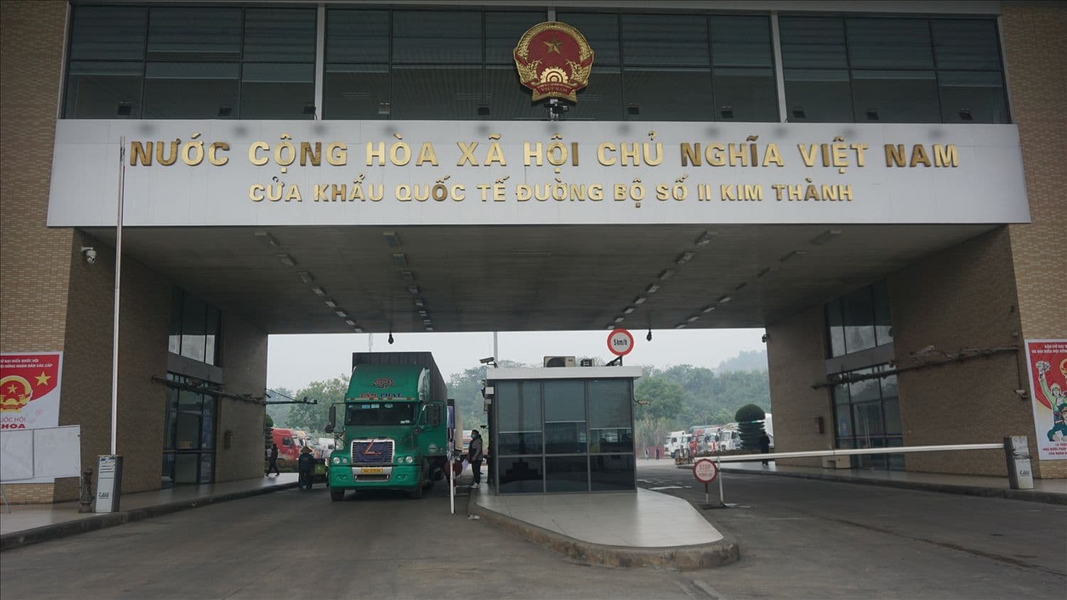 Xe tải thông quan tại Cửa khẩu Quốc tế Kim Thành sau nỗ lực tháo gỡ ùn tắc hàng hóa.