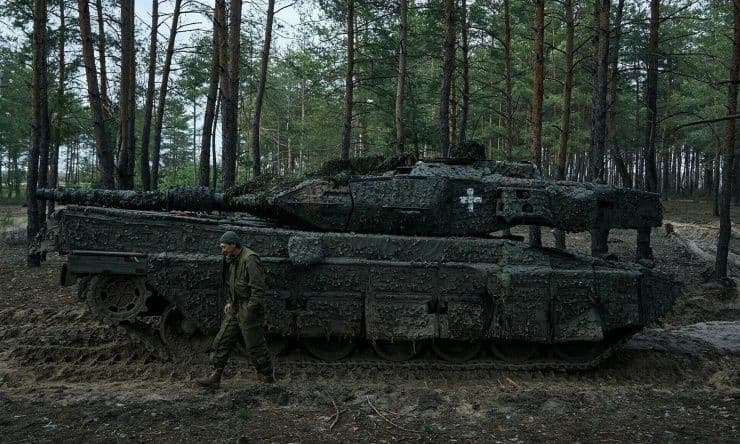 Xe tăng Leopard 2 được ngụy trang trong rừng, minh họa sự thích nghi của khí tài phương Tây trước mối đe dọa drone.