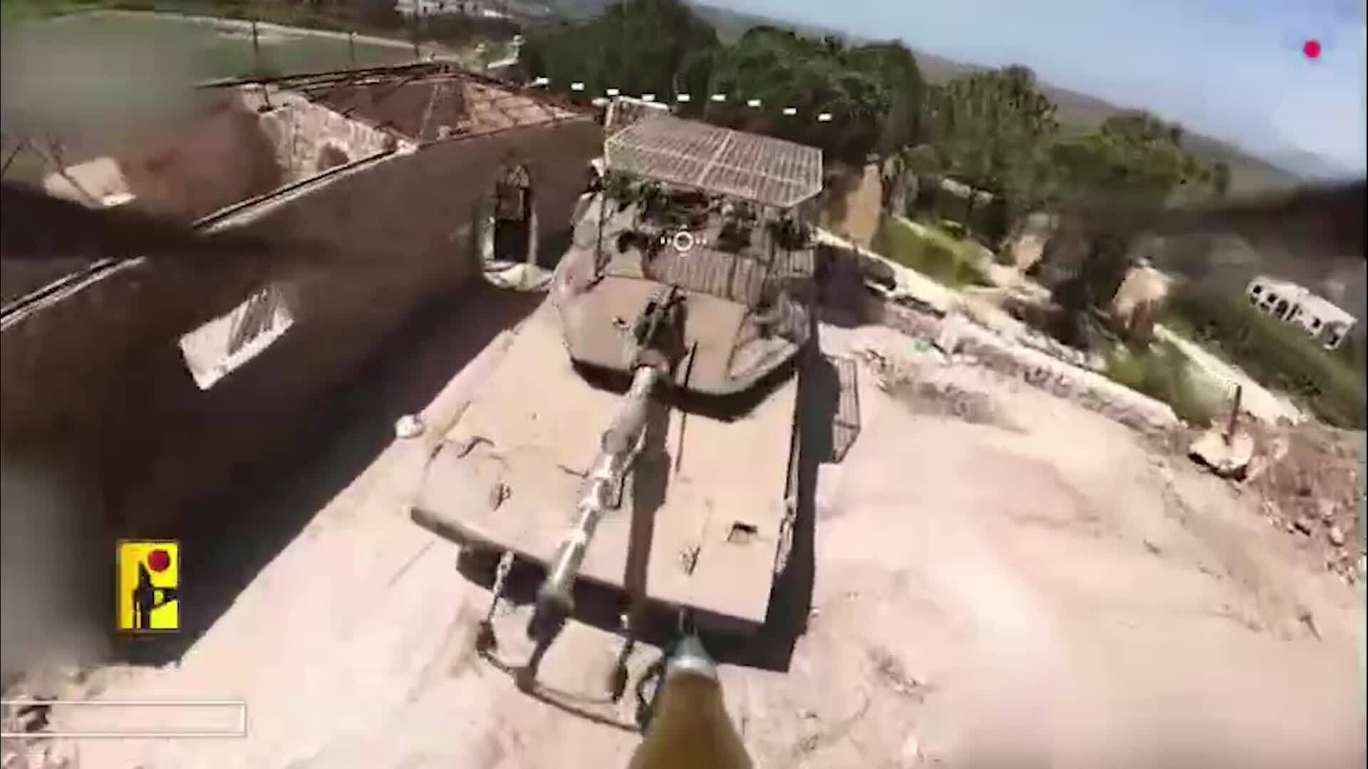 Xe tăng Merkava của Israel bốc cháy sau đòn tấn công của drone FPV Hezbollah.