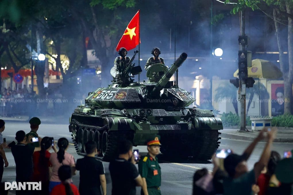 Xe tăng quân sự diễu hành trên đường phố Hà Nội, chuẩn bị cho Đại lễ 2/9.