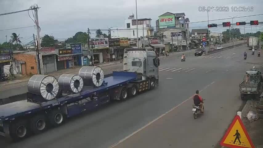 Xe đầu kéo chở cuộn tôn trên đường, minh họa nguy cơ tai nạn từ hàng hóa không được chằng buộc an toàn
