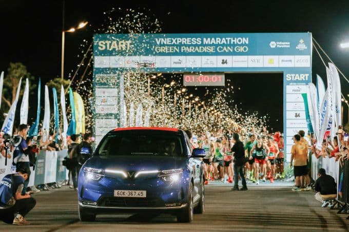 Xe VinFast dẫn đoàn tại vạch xuất phát VnExpress Marathon Green Paradise Cần Giờ, thu hút sự chú ý của các nhà đầu tư và du khách.
