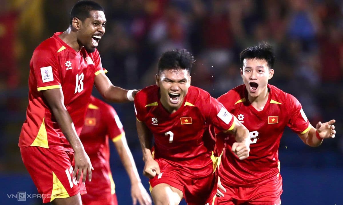 Xuân Mạnh ăn mừng bàn thắng đầu tay cho đội tuyển Việt Nam.