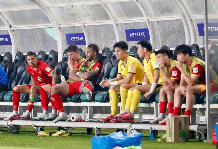 Xuân Son chườm đá vào bắp đùi trái sau khi bị chấn thương, thể hiện nỗi đau và quá trình hồi phục.
