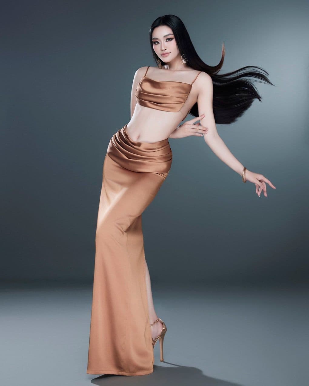 Yến Nhi trình diễn trên sân khấu, thể hiện nỗ lực cải thiện hình ảnh và phong độ.