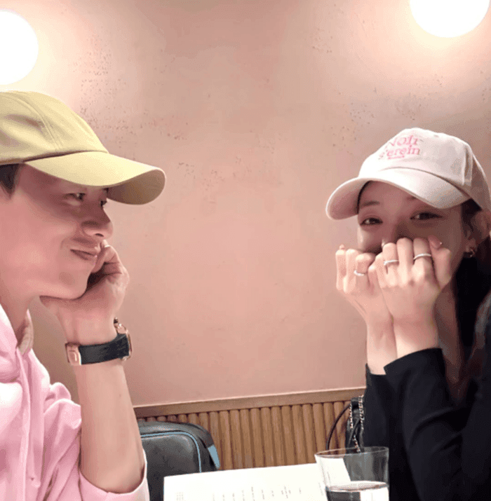 Yoo Si Eun và Lee Gwan-hee trong một khoảnh khắc đời thường, thể hiện bản ngã chân thật ngoài sân khấu hẹn hò truyền hình.