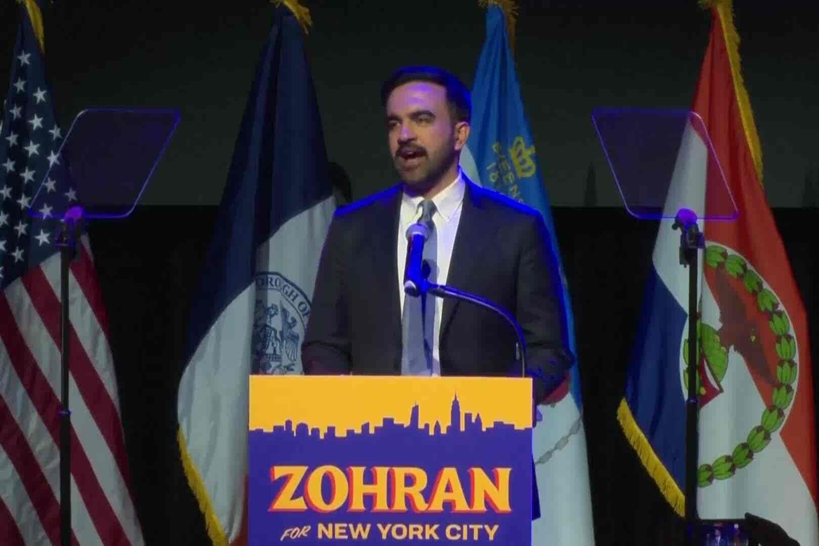 Zohran Mamdani phát biểu tại bục, thể hiện kỹ năng kết nối và truyền tải thông điệp trong chiến dịch tranh cử của ông.