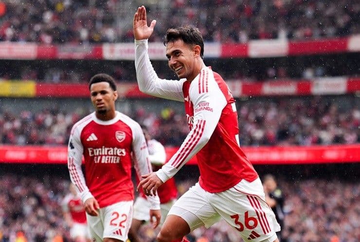 Zubimendi, tân binh Arsenal, ăn mừng cú đúp vào lưới Nottingham Forest